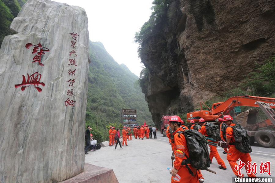 The first rescuers have reached Baoxing County, an isolated county in southwest China's Sichuan Province hit by Saturday's strong earthquake, on April 21. [Chinanews.com]