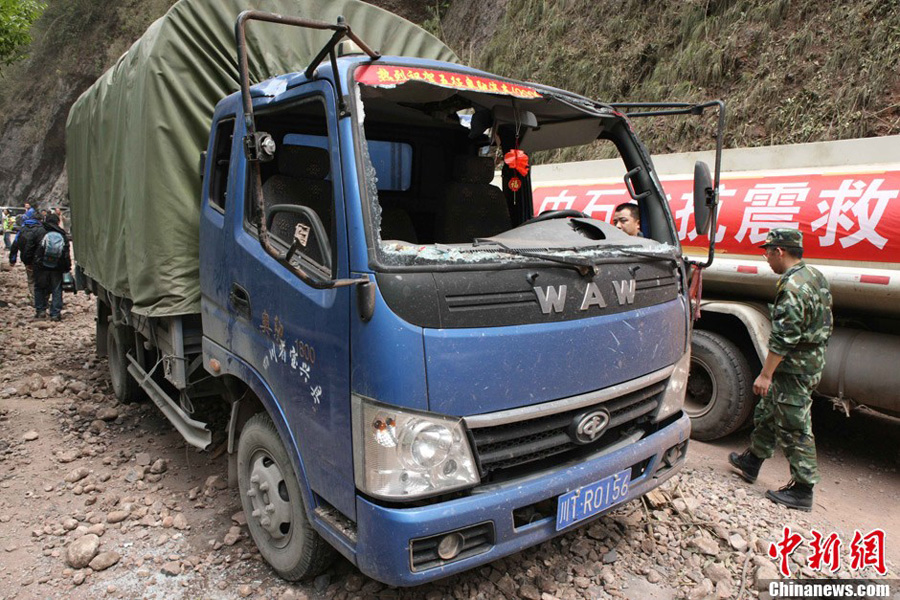 The first rescuers have reached Baoxing County, an isolated county in southwest China's Sichuan Province hit by Saturday's strong earthquake, on April 21. [Chinanews.com]