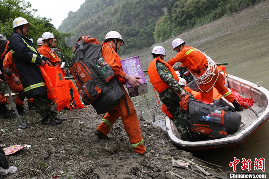 The first rescuers have reached Baoxing County, an isolated county in southwest China's Sichuan Province hit by Saturday's strong earthquake, on April 21. [Chinanews.com]