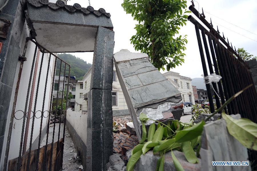 Buildings are damaged in Lingguan Town of Baoxing County in Ya'an City, southwest China's Sichuan Province, April 21, 2013. A 7.0-magnitude earthquake hit Lushan County of Sichuan Province on Saturday morning, leaving 26 people dead and 2,500 others injured, including 30 in critical condition, in neighboring Baoxing County, county chief Ma Jun said. [Xinhua]