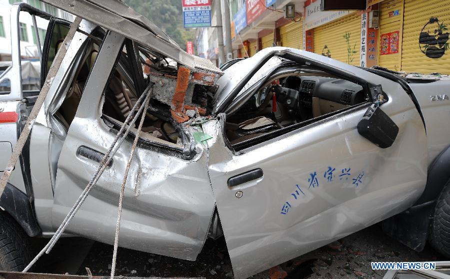 A vehicle is crushed by a fallen object in Lingguan Town of Baoxing County in Ya'an City, southwest China's Sichuan Province, April 21, 2013. A 7.0-magnitude earthquake hit Lushan County of Sichuan Province on Saturday morning, leaving 26 people dead and 2,500 others injured, including 30 in critical condition, in neighboring Baoxing County, county chief Ma Jun said. [Xinhua]