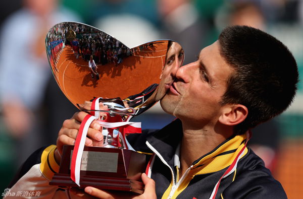  Djokovic kisses the trophy.
