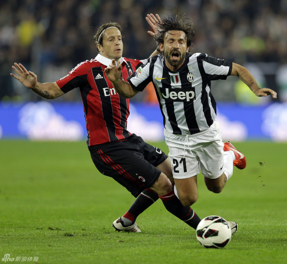 Ambrossini tackled Pirlo. 