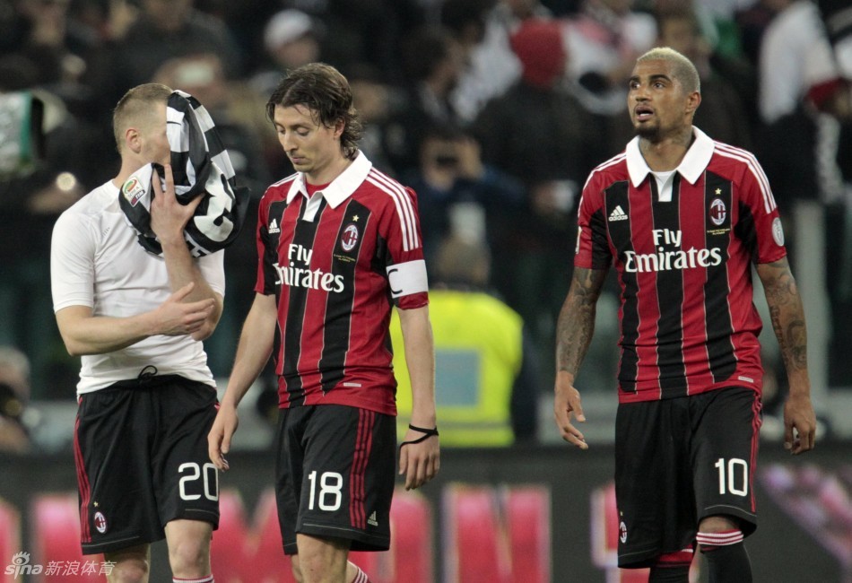  Milan players walk off the pitch dejected.