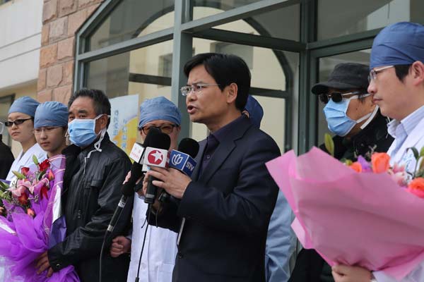 Three H7N9 bird flu patients, with face masks, attend a ceremony as they are discharged from the Shanghai Public Health Clinical Center on Sunday. The center still has 12 patients with the H7N9 infection. [Photo/China Daily]