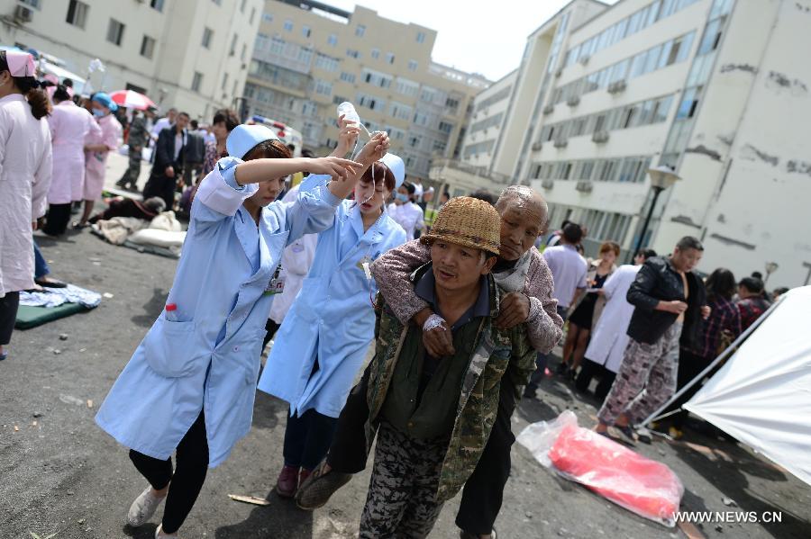 Injured people receive medical treatment at the People's Hospital in Lushan County, southwest China's Sichuan Province, April 20, 2013. A 7.0-magnitude earthquake hit Sichuan Province's Lushan County of Ya'an City Saturday morning.[Photo/Xinhua]