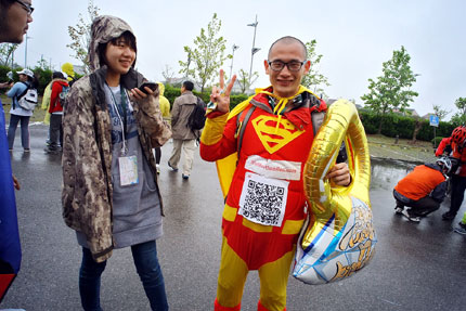  A man participating in the One Egg Project, a 50-kilometer charity walk, wears a costume emblazoned with the Superman symbol on Saturday. The project aims to provide poor children with one egg a day in their meal. More than 2,200 people took part in the event.