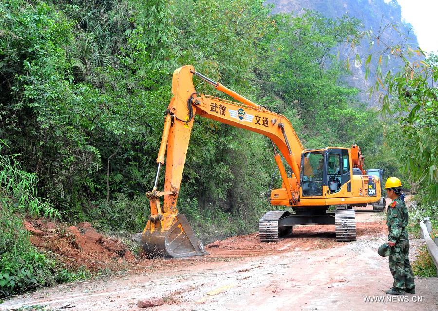 An excvavtor works to clear a road linking to Baosheng Township, Lushan County, southwest China's Sichuan Province, April 21, 2013. [Photo/Xinhua]