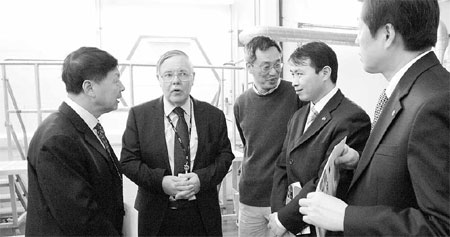 Representatives from the Chinese Embassy in the UK visit the opto-electronics center at Glyndwr University in Wales. [China Daily]