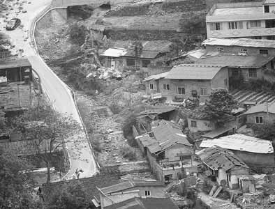 The damaged houses after the earthquake in Ya'an's Baoxing county, in Sichuan province. [China Daily]