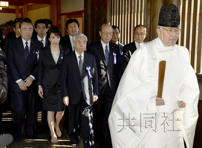 4月23日上午，跨党派议员团体“大家参拜靖国神社国会议员会”的168名成员参拜了位于东京九段北的靖国神社。图中左三为会长尾辻秀久。