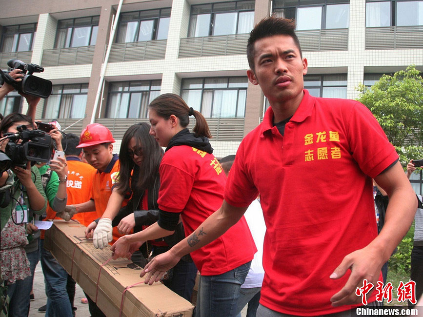China's most famous badminton couple, world champions Lin Dan and Xie Xingfang, donate 2.2 million yuan to the quake-hit zone in Sichuan province. The couple arrive in Ya'an city on Monday, April 22, 2013 to visit and console the survivors. Their donation is the largest from China's sports circle. A 7.0-magnitude earthquake jolted Lushan County of Ya'an City in the morning on April 20. [Photo: chinanews.com] 