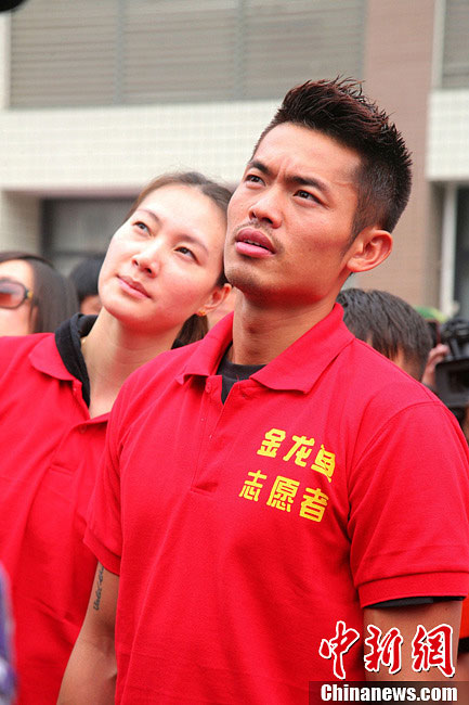 China's most famous badminton couple, world champions Lin Dan and Xie Xingfang, donate 2.2 million yuan to the quake-hit zone in Sichuan province. The couple arrive in Ya'an city on Monday, April 22, 2013 to visit and console the survivors. Their donation is the largest from China's sports circle. A 7.0-magnitude earthquake jolted Lushan County of Ya'an City in the morning on April 20. [Photo: chinanews.com] 