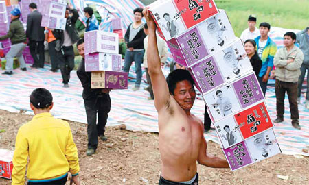 Supplies of instant noodles arrive at Wuxing village in Lushan county. Photos by Feng Yongbin / China Daily 