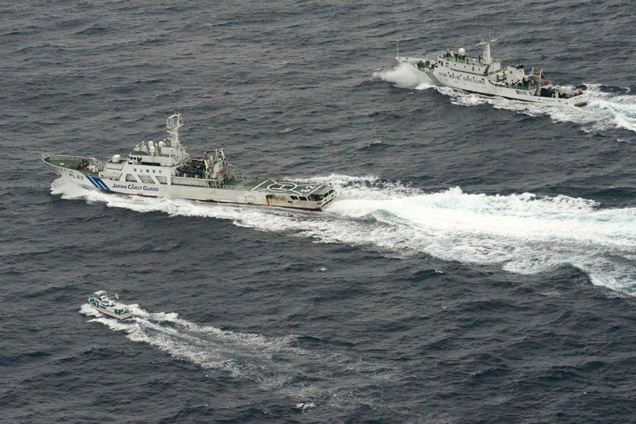 A fleet of Chinese marine surveillance ships monitor Japanese ships from different angles, after they find the Japanese ships in waters around the Diaoyu Islands on Tuesday, April 23, 2013. [Photo/sohu.com] 