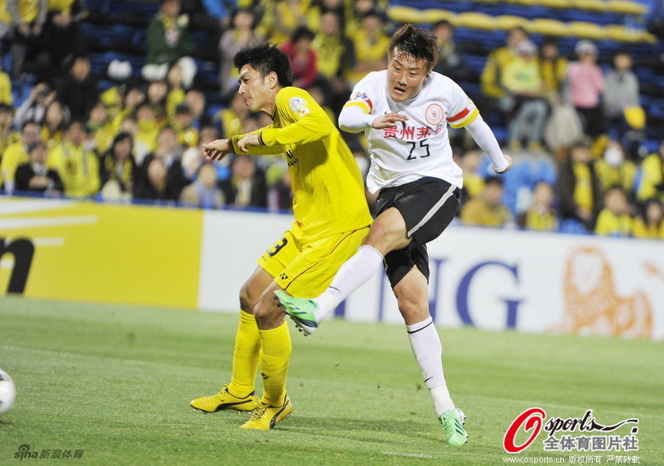 Li Kai of Guizhou Renhe scores the equaliser against Kashiwa Reysol in a AFC Champions League Group H match on April 23, 2013. 