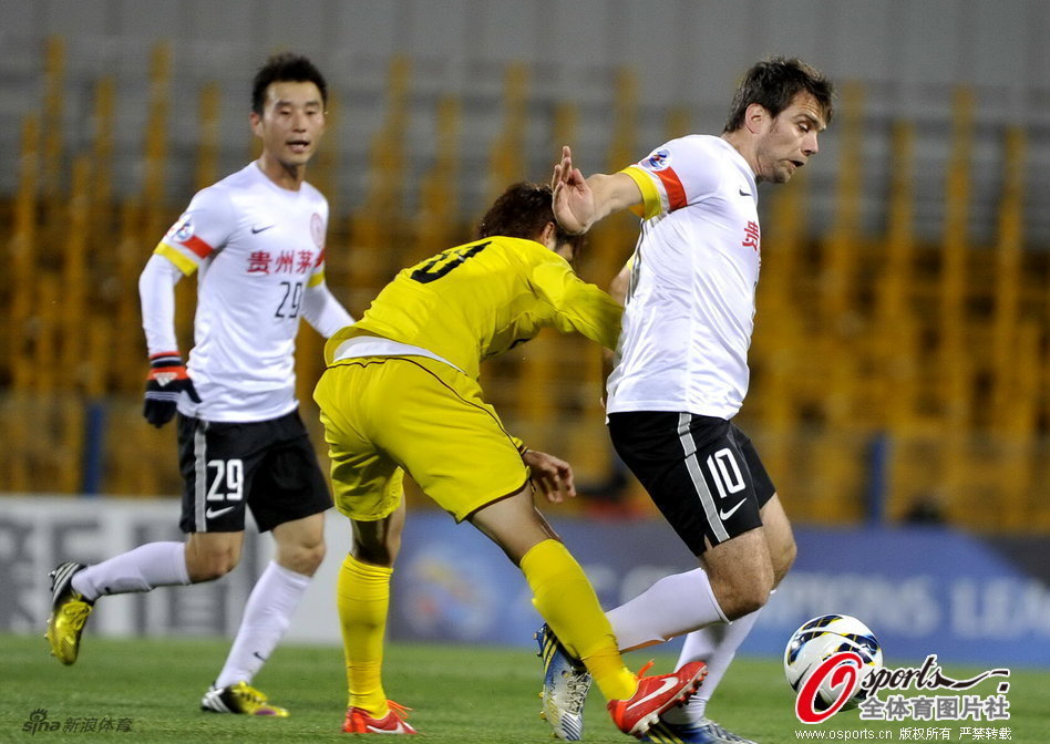 Missimovic tries to control the ball. 