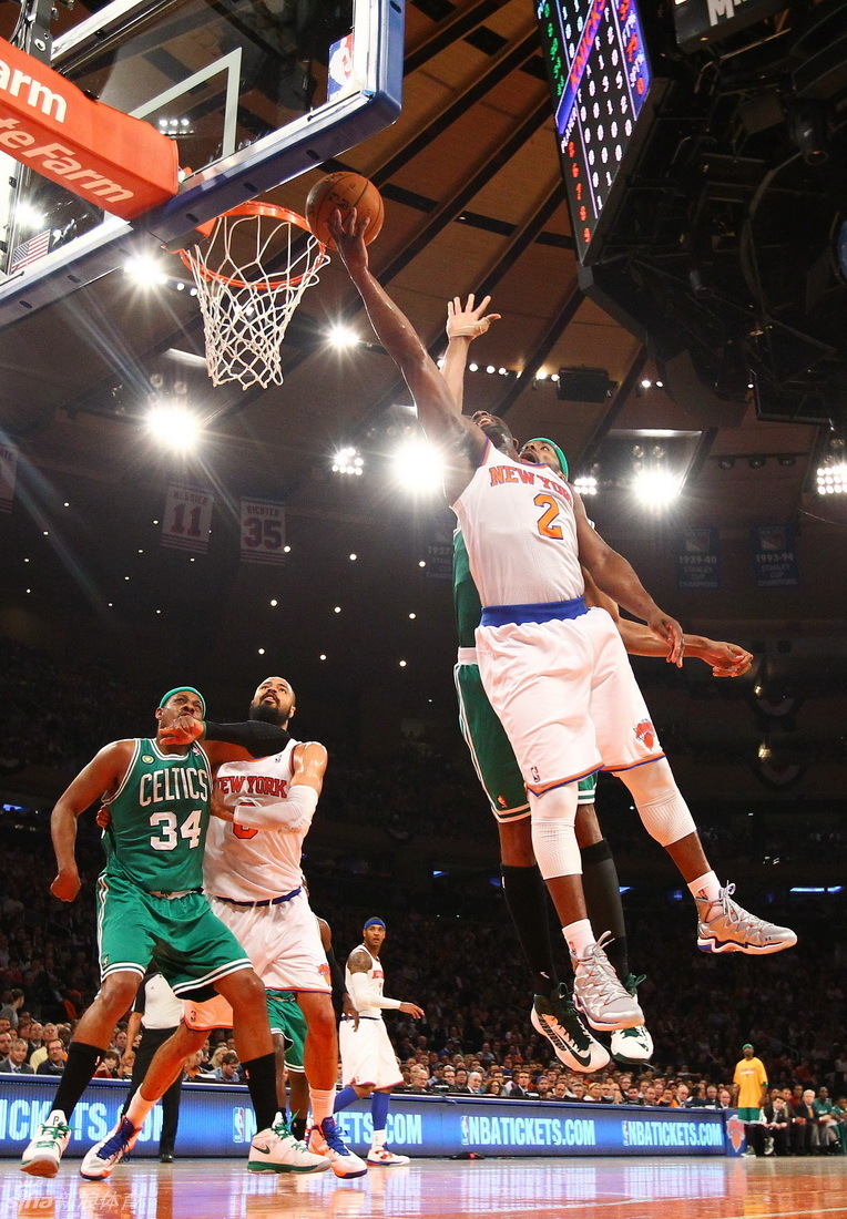 Raymond Felton of New York Knicks goes up for a layup in Game 2 of NBA Eastern Conference first-round series between Knicks and Boston Celtics.