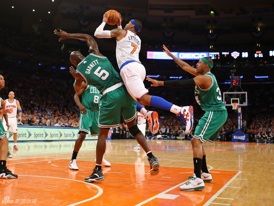 Anthony goes up for a shot against Kevin Garnett. 