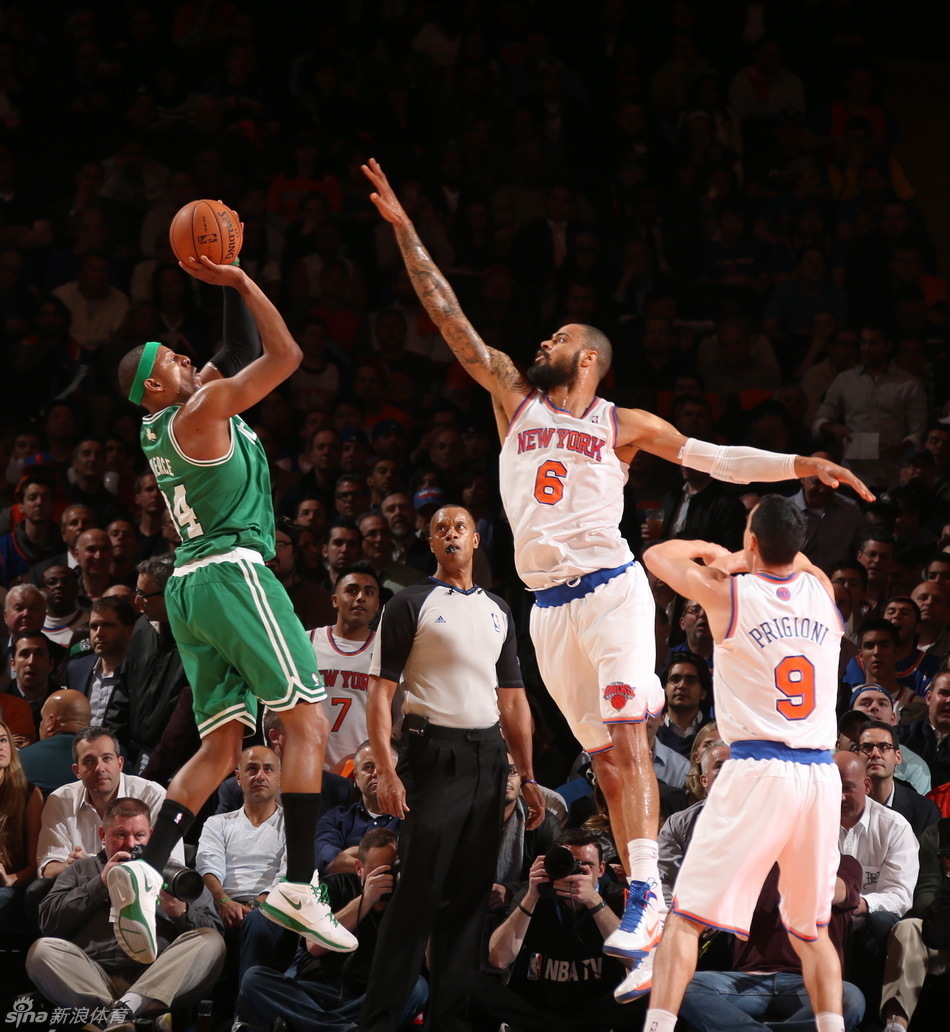 Tyson Chandler tries to block Pierce's shot.