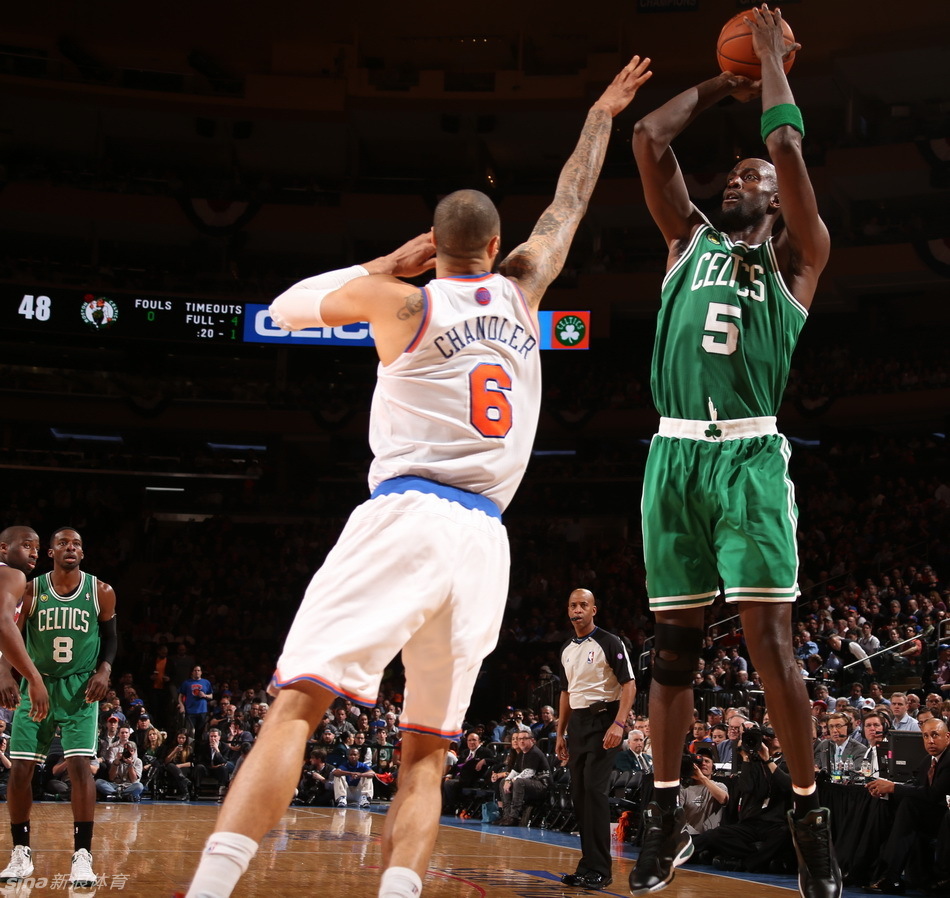 Garnett shoots in front of Chandler. 