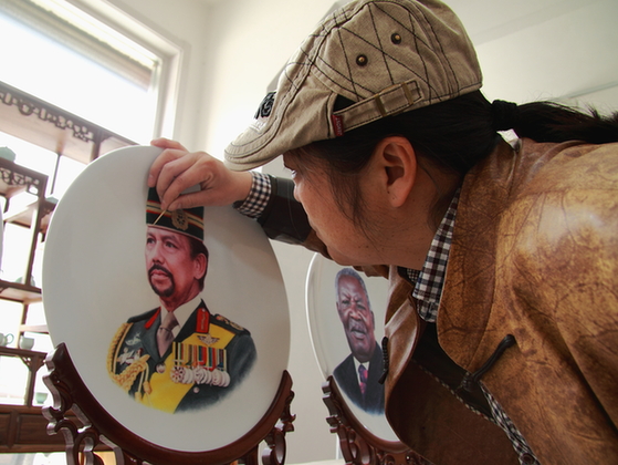 Engraved plates from Zibo presented to six foreign presidents