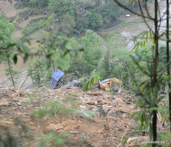 An excavator searches for victims of a landslide in Qinggangpo Township of Sinan County, southwest China's Guizhou Province, April 23, 2013.[Photo/Xinhua]