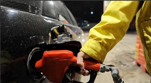 A staff at an oil station in Jilin's Changchun fills gas on April 24, 2013. [Xinhua]