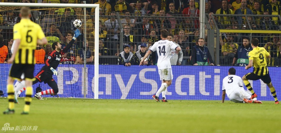  Lewandowski smashed home in the 55th minute to complete his hat-trick.