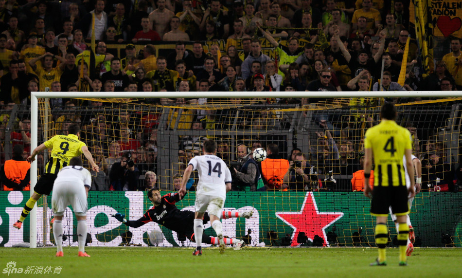  Lewandowski fired home a penalty to score his fourth goal and complete the rout.