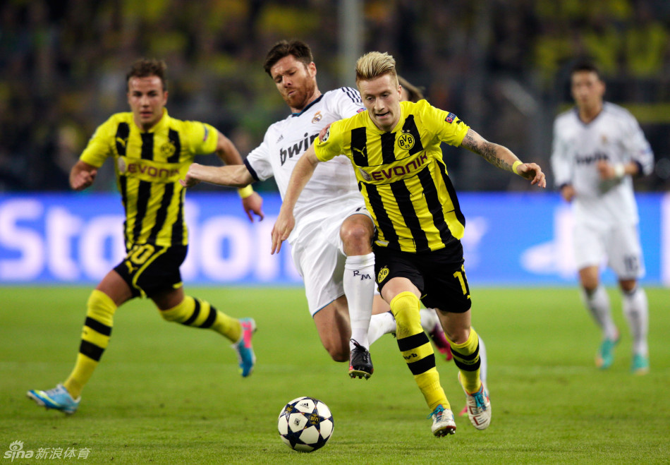 Alonso tries to stop Reus. 