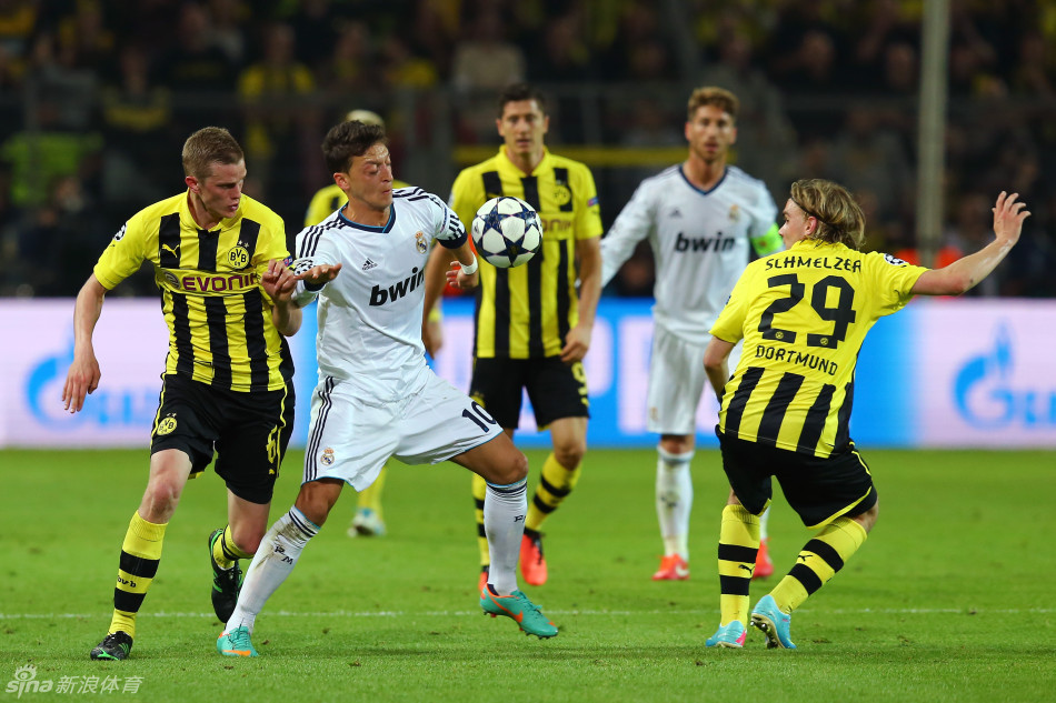 Ozil held off Bender to control the ball. 