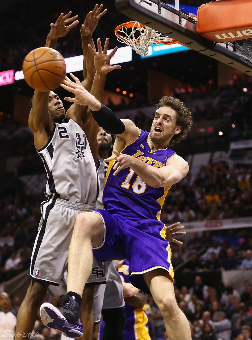  Paul Gasol passes the ball.