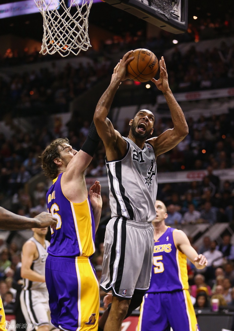 Duncan goes up against Gasol.