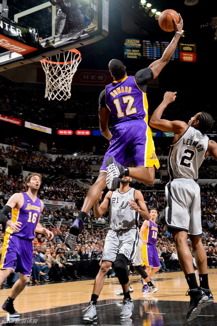  Howard goes up for a dunk.