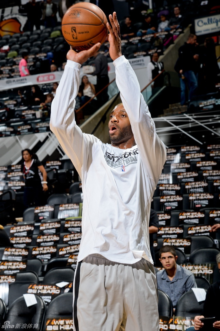 T-Mac warms up before the game.