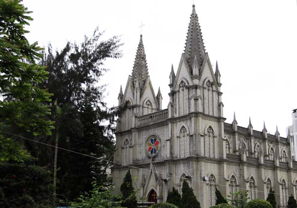 A Catholic church, built in 1902, remains in use in Zhanjiang, as an example of the city's colonial-era architecture. [Photo/ China Daily]