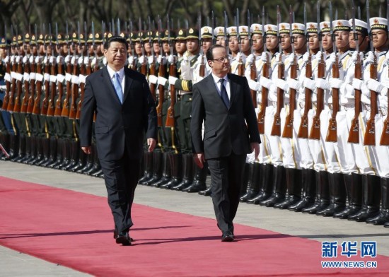 4月25日，国家主席习近平在北京人民大会堂同法国总统奥朗德举行会谈。会谈前，习近平在人民大会堂东门外广场为奥朗德举行欢迎仪式。[新华社 鞠鹏 摄]