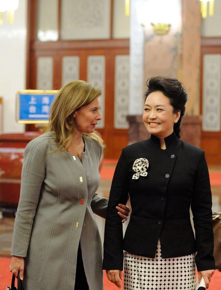 彭丽媛与瓦莱丽合影 br/ China's First <em>Lady</em> me