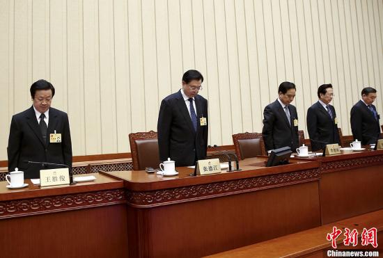 Lawmakers attending a bimonthly legislative session on Thursday stood in silent tribute for the victims of Saturday's deadly quake that jolted southwest China's Sichuan Province. [Photo/Chinanews.com]