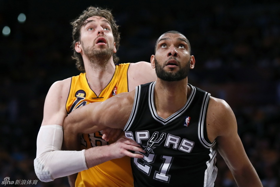 Tim Duncan and Paul Gasol position for a rebound in Game 3 of the NBA Western Conference first-round series between San Antonio Spurs and LA Lakers.