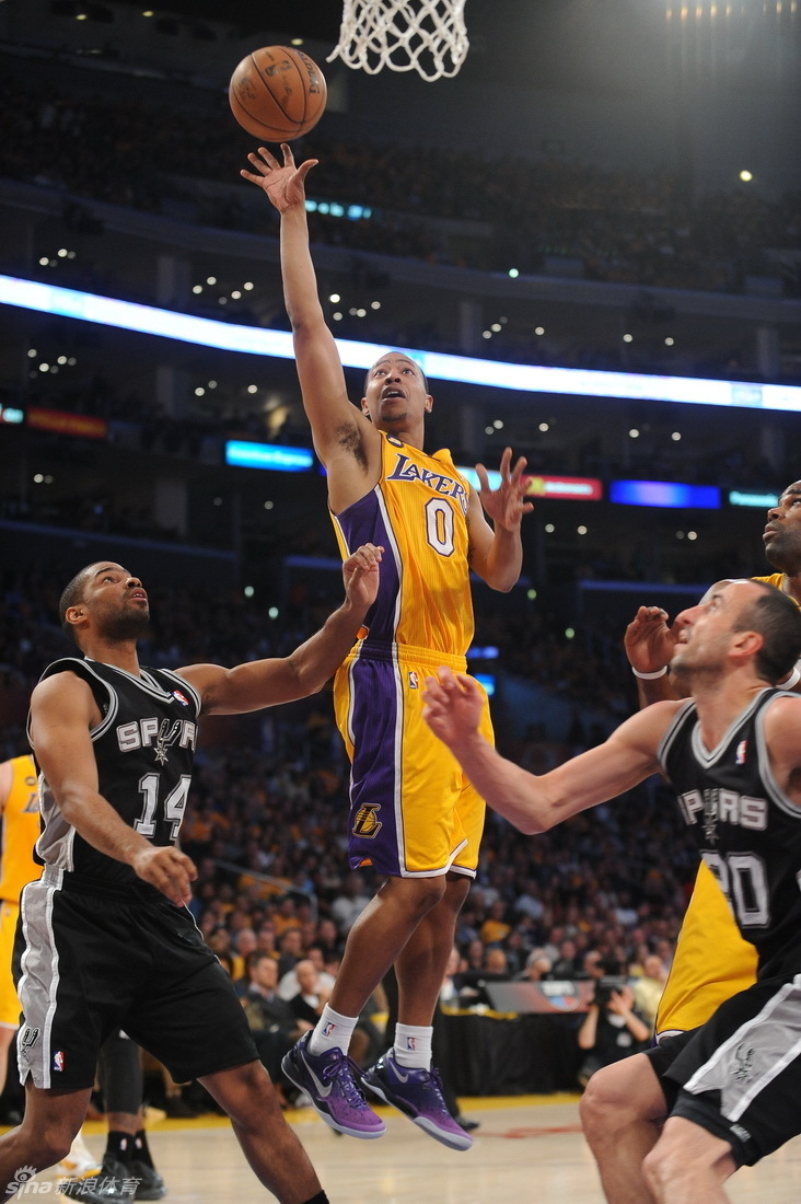  Andrew Goudelock shoots a floater.