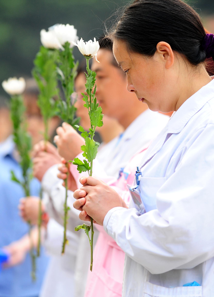  Public mourning was held on Saturday morning in southwest China's Sichuan Province for those who died in a 7.0-magnitude quake a week ago. The public mourning began with all transportation vehicles sounding their sirens at 8:02 a.m., the time the devastating earthquake hit on April 20, and was followed by a silent tribute of 3 minutes. The quake has claimed nearly 200 lives and destroyed about 126,000 homes, according to official figures. [Xinhua photo] 