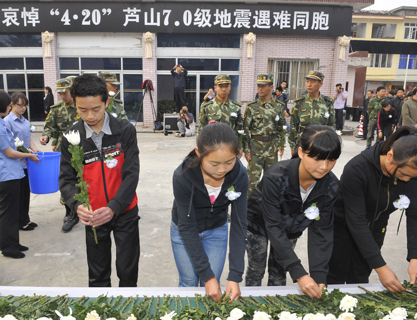  Public mourning was held on Saturday morning in southwest China's Sichuan Province for those who died in a 7.0-magnitude quake a week ago. The public mourning began with all transportation vehicles sounding their sirens at 8:02 a.m., the time the devastating earthquake hit on April 20, and was followed by a silent tribute of 3 minutes. The quake has claimed nearly 200 lives and destroyed about 126,000 homes, according to official figures. [Xinhua photo] 