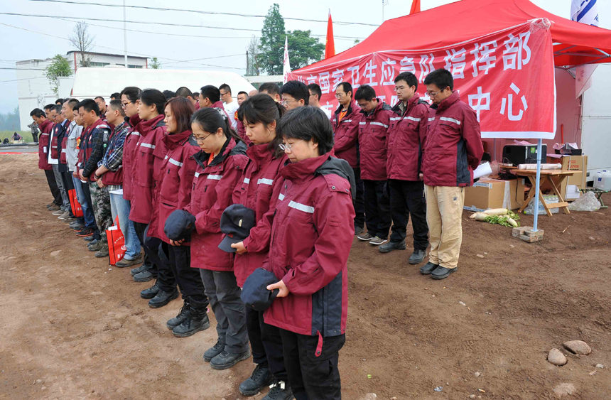 Public mourning was held on Saturday morning in southwest China&apos;s Sichuan Province for those who died in a 7.0-magnitude quake a week ago. The public mourning began with all transportation vehicles sounding their sirens at 8:02 a.m., the time the devastating earthquake hit on April 20, and was followed by a silent tribute of 3 minutes. The quake has claimed nearly 200 lives and destroyed about 126,000 homes, according to official figures. [Xinhua photo]