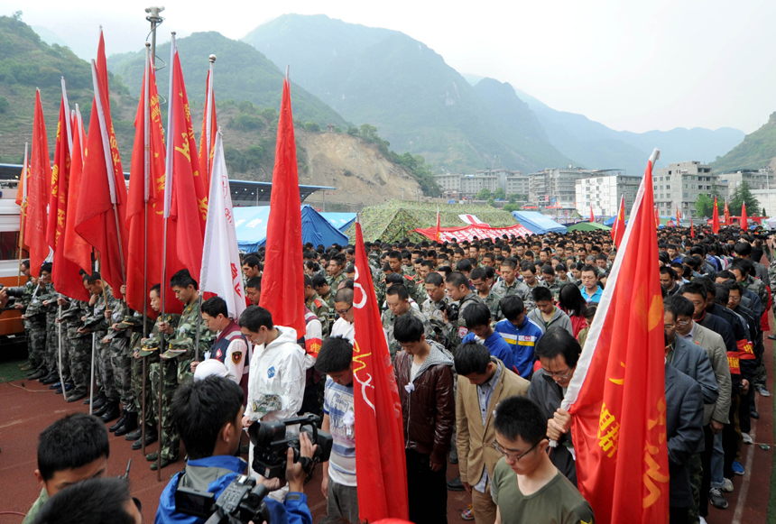 Public mourning was held on Saturday morning in southwest China&apos;s Sichuan Province for those who died in a 7.0-magnitude quake a week ago. The public mourning began with all transportation vehicles sounding their sirens at 8:02 a.m., the time the devastating earthquake hit on April 20, and was followed by a silent tribute of 3 minutes. The quake has claimed nearly 200 lives and destroyed about 126,000 homes, according to official figures. [Xinhua photo]