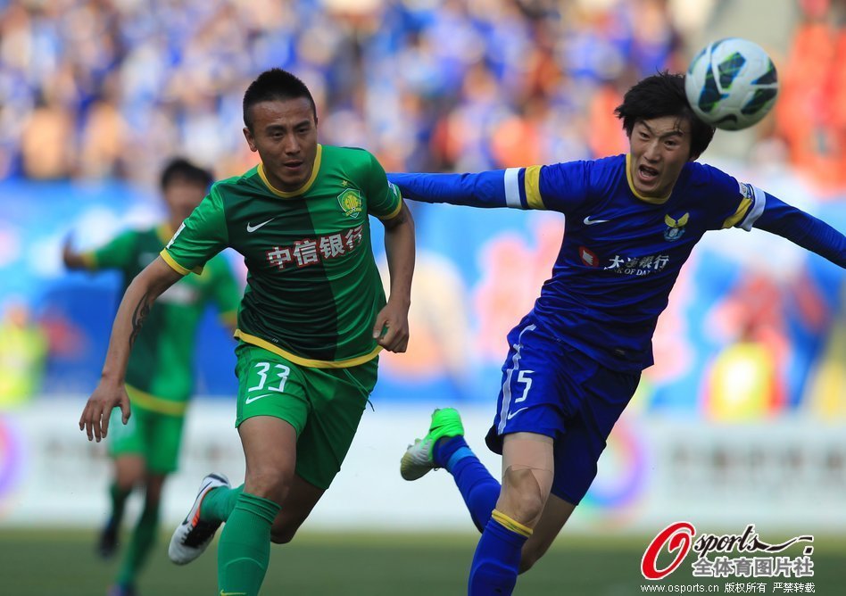 Mao Jianqing and Jin Pengxiang run for the ball. 