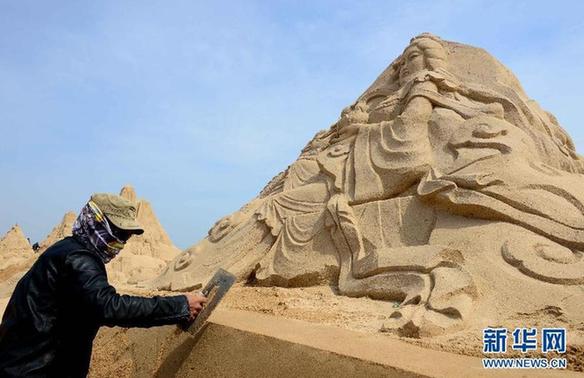 Longest sand sculpture group along Shangdong&apos;s coastline