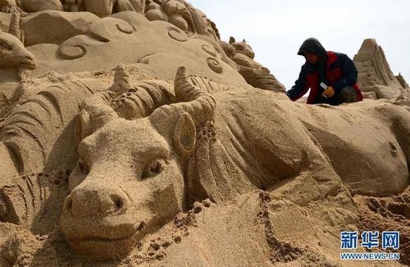 Longest sand sculpture group along Shangdong&apos;s coastline