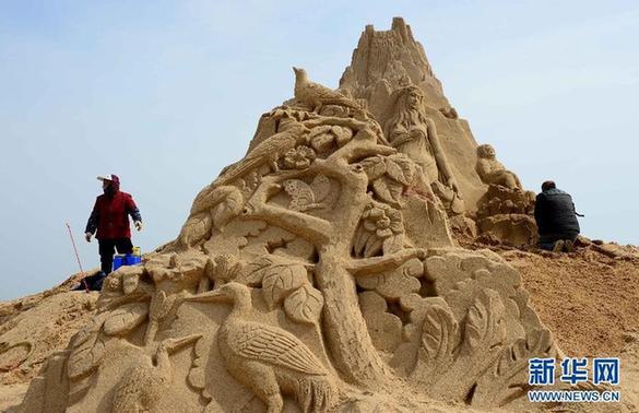 Longest sand sculpture group along Shangdong&apos;s coastline